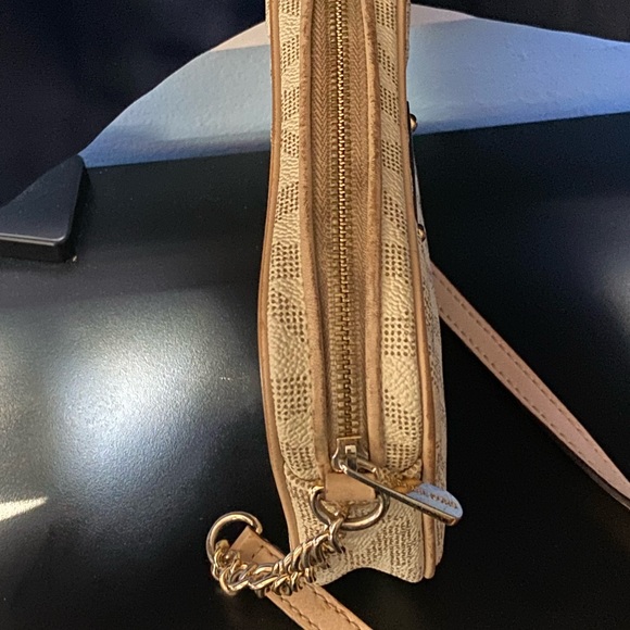 Michael Kors compact great for a night out. - Picture 10 of 14